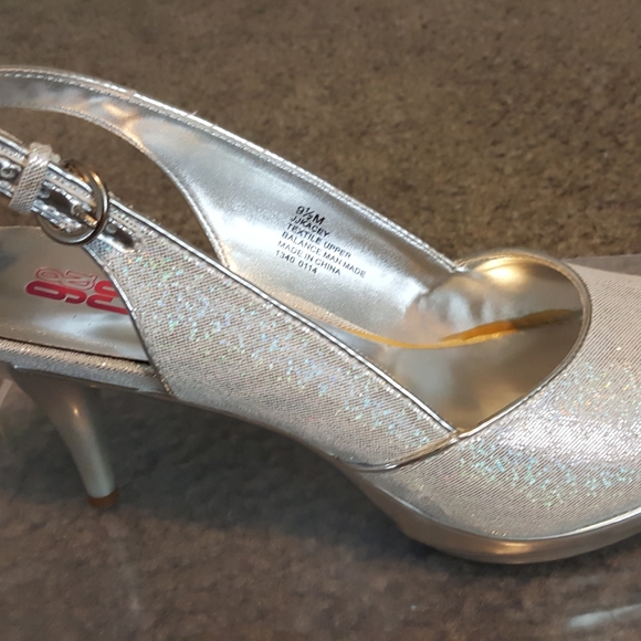 9 & Co Silver Sandals - Picture 3 of 5